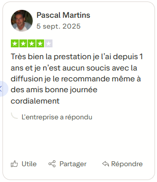 Avis client exprimant sa satisfaction après une année d’utilisation sans problème et recommandant le service à ses proches.